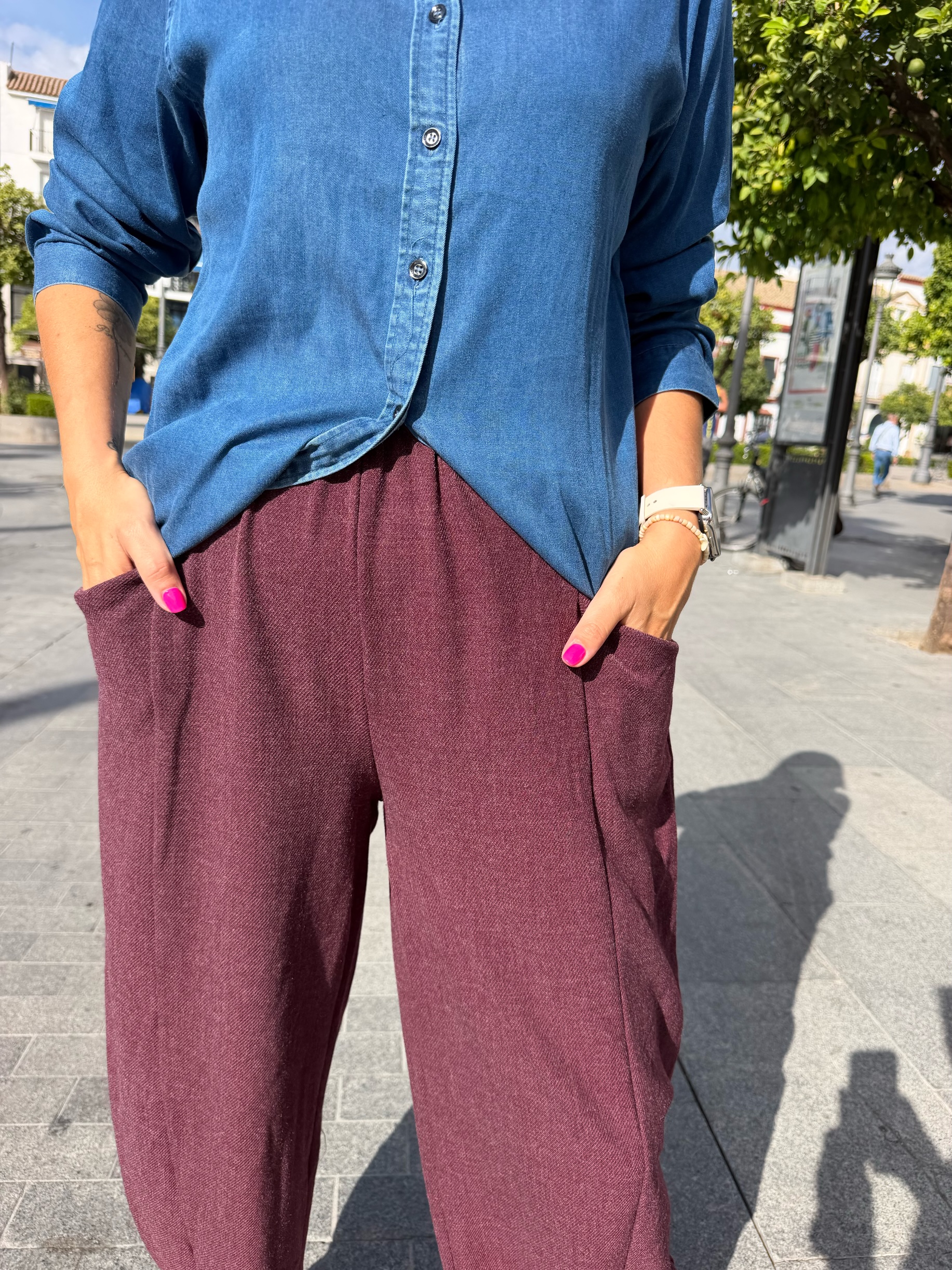 Pantalón Boston bolsillo burdeos. - Imagen 2