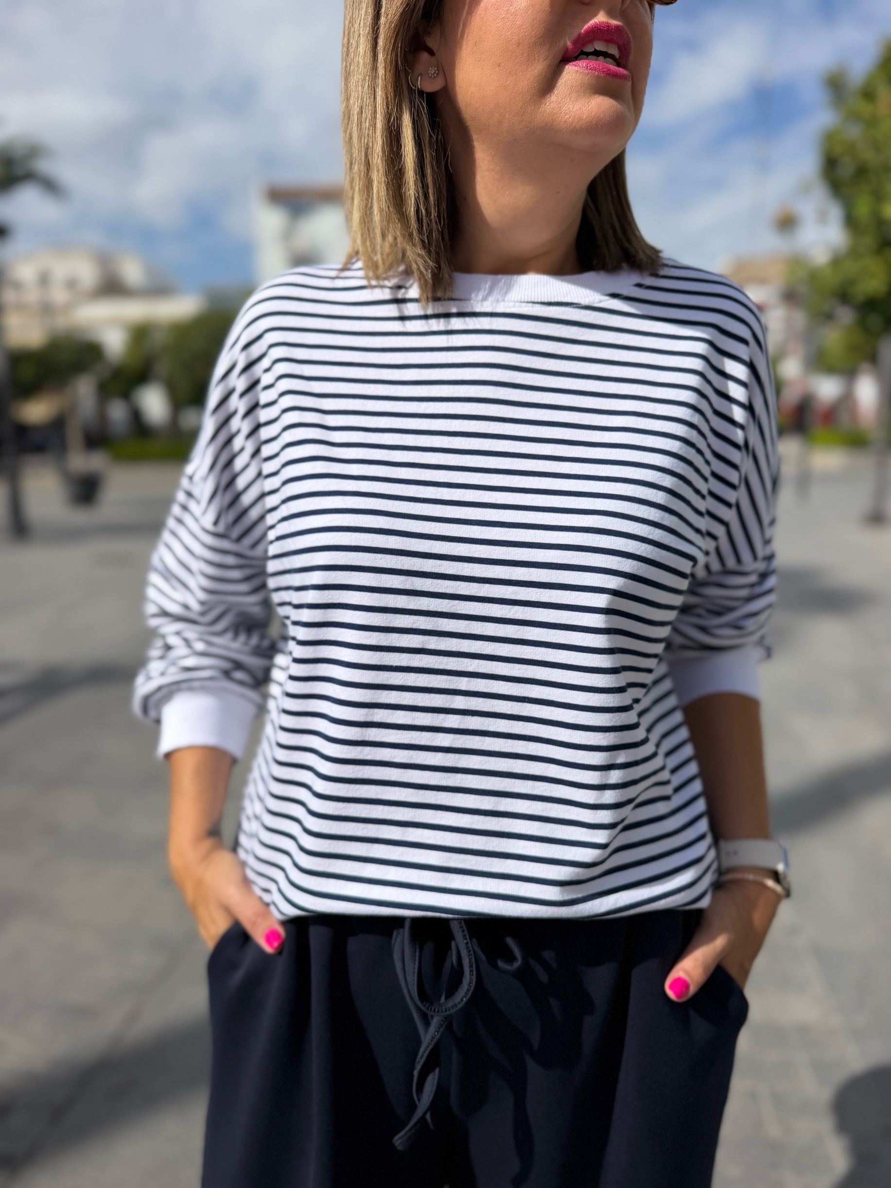 Sudadera milrayas blanco-marino.