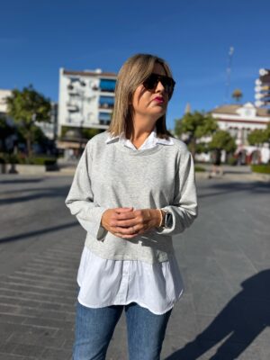 Sudadera cuello falsa camisa gris.