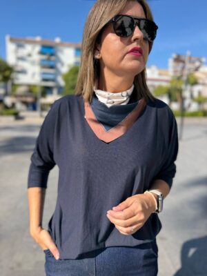 Camiseta pañuelo azul marino.